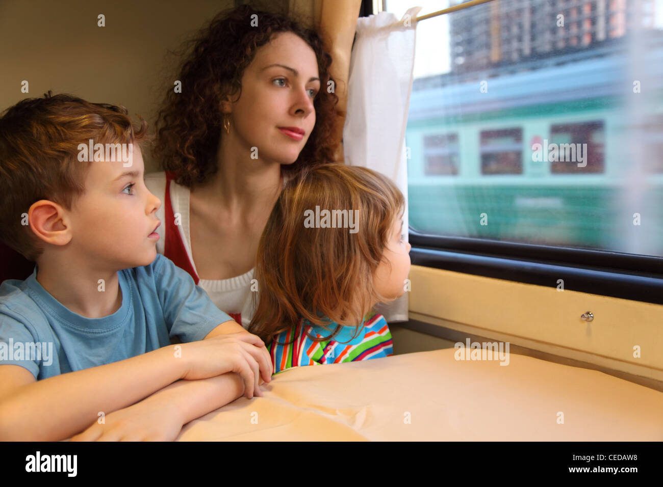 Дружная семья. Родители и дети в разных городах. Найти фото жена ,муж и трое малолетних детей все светло русые. Семья селфи. Родители и дети в разных городах.